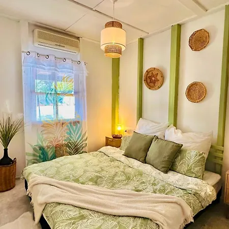 펜션 Olive Tree Oasis - Coastal Charm & Sea Views *